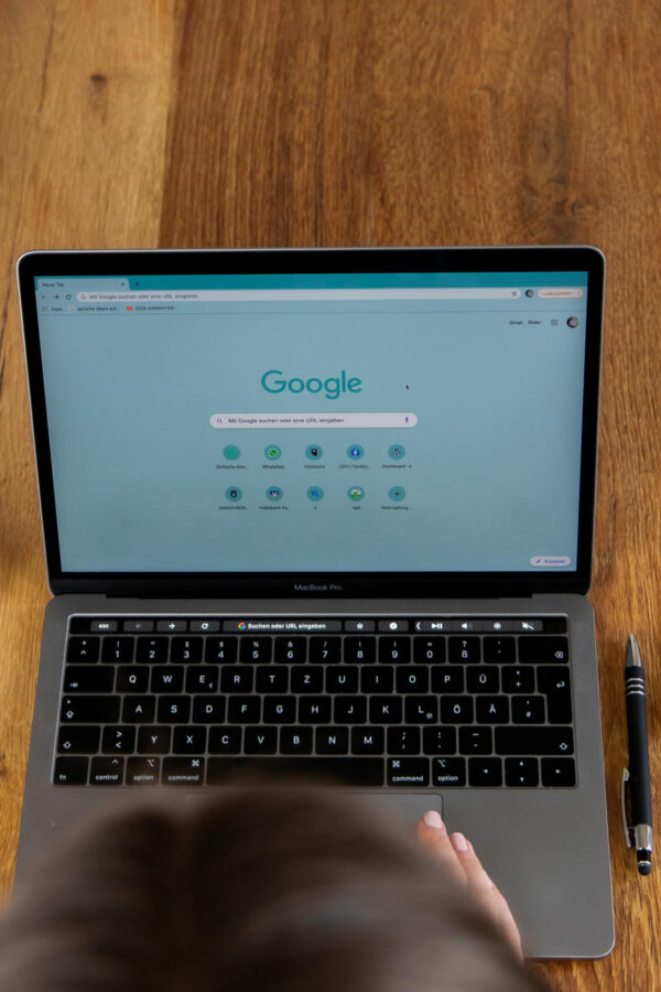 Vogelperspektive Laptop, Google-Suche