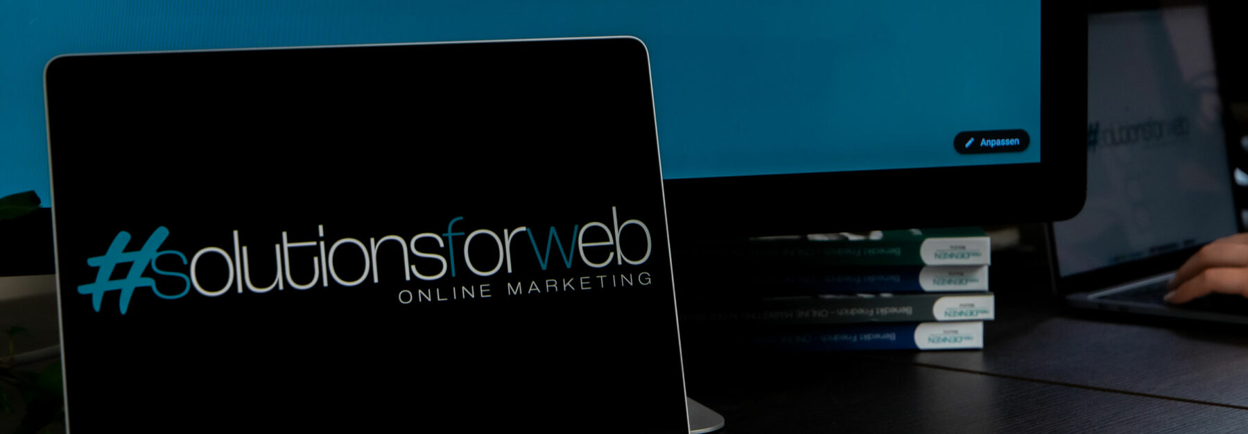 Leistungen-Header: Tablet-Ansicht Logo Solutions for web